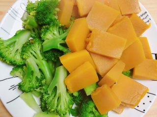 4、西兰花玉米鸡肉糕（芝士焗烤版）,西兰花南瓜放凉待用。