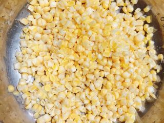 5、西兰花玉米鸡肉糕（芝士焗烤版）,玉米粒从玉米上切下待用。