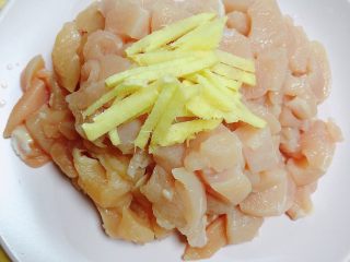6、西兰花玉米鸡肉糕（芝士焗烤版）,将鸡胸肉切成小丁，姜切成姜丝备用。