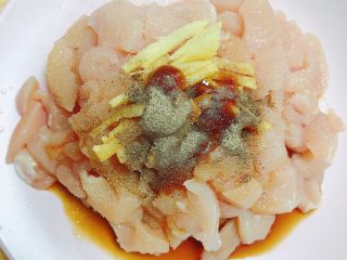 7、西兰花玉米鸡肉糕（芝士焗烤版）,在鸡胸肉中放蚝油、盐、生抽、黑胡椒粉，搅拌均匀。