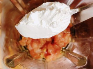 11、西兰花玉米鸡肉糕（芝士焗烤版）,加入一勺半的玉米淀粉。