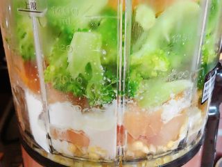 14、西兰花玉米鸡肉糕（芝士焗烤版）,破壁机选择破壁按键，搅打45秒。