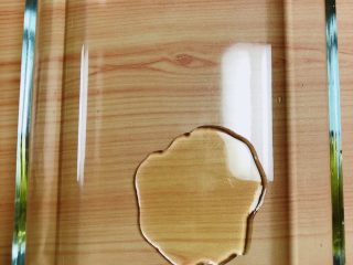 16、西兰花玉米鸡肉糕（芝士焗烤版）,烤盘中放入橄榄油，用刷子将盘子壁四周刷上橄榄油，防止食物粘连盘壁。提前预热烤箱，180度预热10分钟。