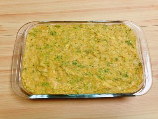 17、西兰花玉米鸡肉糕（芝士焗烤版）,将蔬菜鸡肉泥倒入到盘子，震荡调整平整均匀。