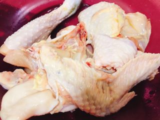 1、冬日滋补----榴莲炖鸡汤,把鸡剁块，大块或者半边直接熬都可以