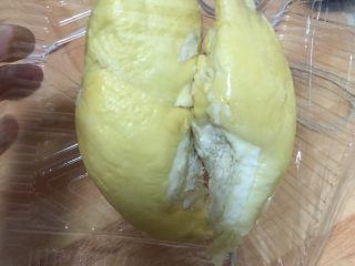 3、冬日滋补----榴莲炖鸡汤,如果两个人的量，两瓣榴莲就够了，不要放太多，太多太补了会流鼻血