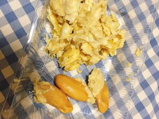 4、冬日滋补----榴莲炖鸡汤,把榴莲掰碎，祛核备用