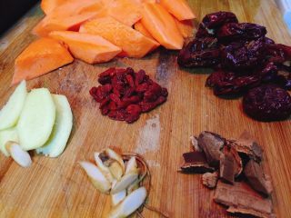 5、冬日滋补----榴莲炖鸡汤,红枣祛核，灵芝、生姜切片备用