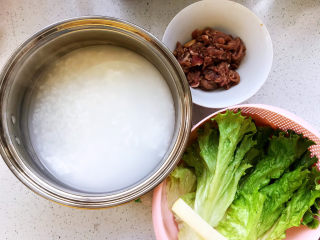 1、生滚牛肉粥,所有用到的食材都在这里了，其中白粥粥底和腌制牛肉需要前一晚准备，以下我详细说明；