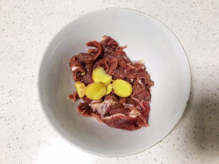 2、生滚牛肉粥,如果早餐喝粥，那么前一晚就要腌制牛肉，100克牛肉切薄片，加入鲜姜片（家人不喜姜味，姜片方便挑出。）其实姜丝最佳。