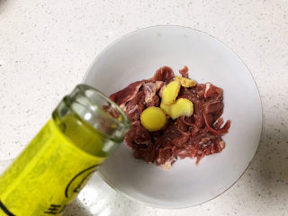 3、生滚牛肉粥,倒入一丢丢料酒去腥，不可倒多，否则粥里都是料酒味儿；