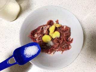 4、生滚牛肉粥,加适量白糖提鲜；