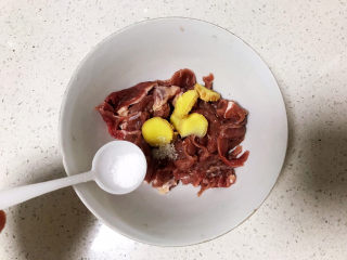 5、生滚牛肉粥,加盐；