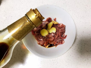 6、生滚牛肉粥,加一丢丢生抽调味；