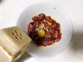 7、生滚牛肉粥,撒适量白胡椒粉；