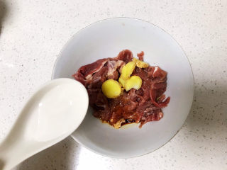 8、生滚牛肉粥,分三次加三勺清水，加一次水搅拌一次，让牛肉充分吸收水分后，再加一次，一共加三次，这么做是为了让牛肉口感更嫩；