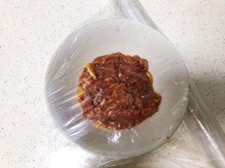 12、生滚牛肉粥,用保鲜膜封住，放冰箱冷藏一晚；