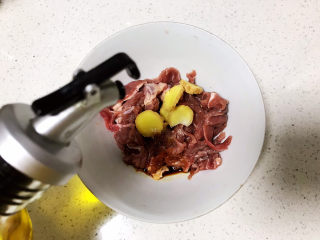 10、生滚牛肉粥,再加少许食用油，让牛肉更爽滑；