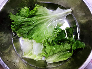 17、生滚牛肉粥,第二天一早，生菜加小苏打或蔬果净泡15分钟后，冲洗干净，生菜叶有很多褶皱，一定要仔细清洗，避免农残；