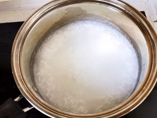 20、生滚牛肉粥,白粥倒入奶锅，小火加热煮开；