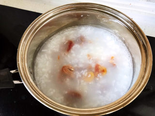 21、生滚牛肉粥,加入腌了一晚的牛肉；