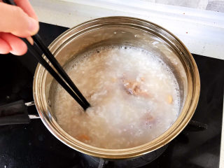 22、生滚牛肉粥,用筷子慢慢搅散1分钟；