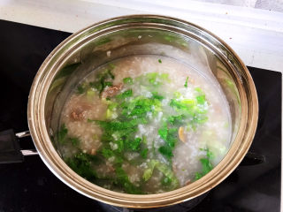 26、生滚牛肉粥,搅匀，放置1分钟；