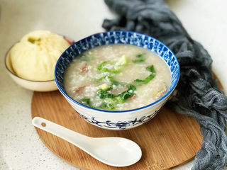 28、生滚牛肉粥,前后不过两三分钟，生滚牛肉粥就出锅啦！配包子、油条都特别香！