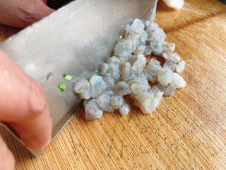 2、三鲜蒸饺,虾仁切丁备用