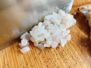 3、三鲜蒸饺,章鱼切丁备用