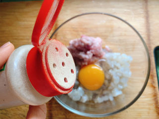 4、三鲜蒸饺,将猪肉、虾仁、章鱼丁混合，加入一颗蛋黄，加胡椒粉去腥。