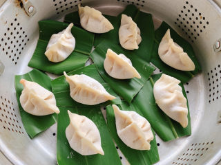 15、三鲜蒸饺,饺子下垫上叶片。