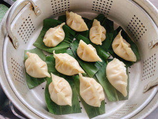 16、三鲜蒸饺,大火上锅蒸8分钟。