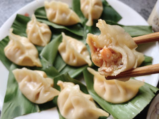 18、三鲜蒸饺,鲜弹的肉馅沾点姜丝陈醋，味道好极了～