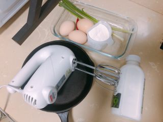 1、烤箱鸡蛋饼,食材准备