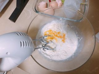 4、烤箱鸡蛋饼,用打蛋器混合均匀