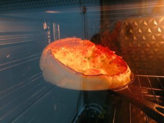 14、烤箱鸡蛋饼,这时候开始边边变得焦黄