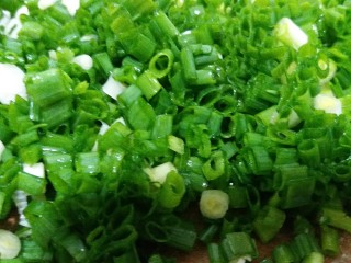 1、植物油香葱曲奇,葱洗干净，沥干水份，切成葱花备用