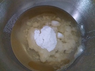 2、植物油香葱曲奇,糖粉和盐加入到玉米油内，用电动打蛋器搅打至乳化状