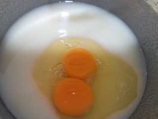 3、植物油香葱曲奇,加入鸡蛋