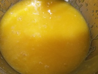 4、植物油香葱曲奇,再次用电动打蛋器搅拌均匀，不要搅打过头