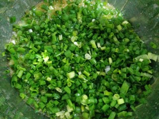 5、植物油香葱曲奇,加入葱花搅拌均匀