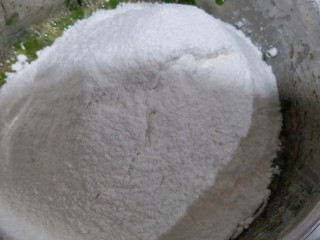 6、植物油香葱曲奇,再加入过筛的低粉