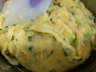 7、植物油香葱曲奇,用刮刀拌均匀至无干粉状