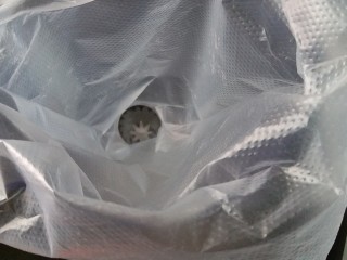 8、植物油香葱曲奇,我用中号八齿裱花嘴，花嘴装在裱花袋内，裱花袋套在大杯子里