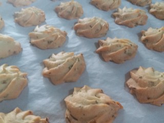 10、植物油香葱曲奇,烤箱150烤28分钟