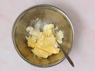 1、奶酪饼干,无盐黄油和奶油奶酪室温软化