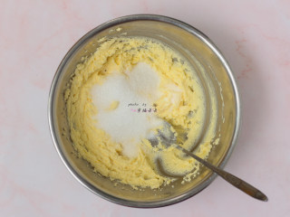 2、奶酪饼干,用电动打蛋器稍搅打均匀,加入细砂糖和盐