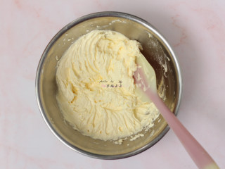 3、奶酪饼干,继续用电动打蛋器搅打均匀,体积稍膨大,颜色变浅