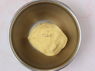 5、奶酪饼干,用刮刀拌匀后,揉成团即可,不可过度揉,避免面团起筋